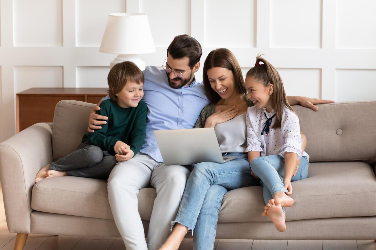 Familie auf dem Sofa