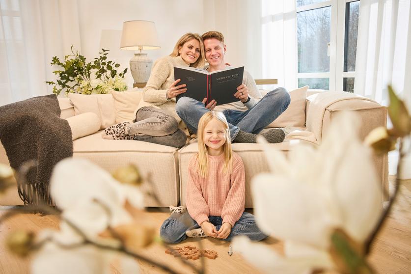 Familie auf dem Sofa mit Viebrockhaus Katalog