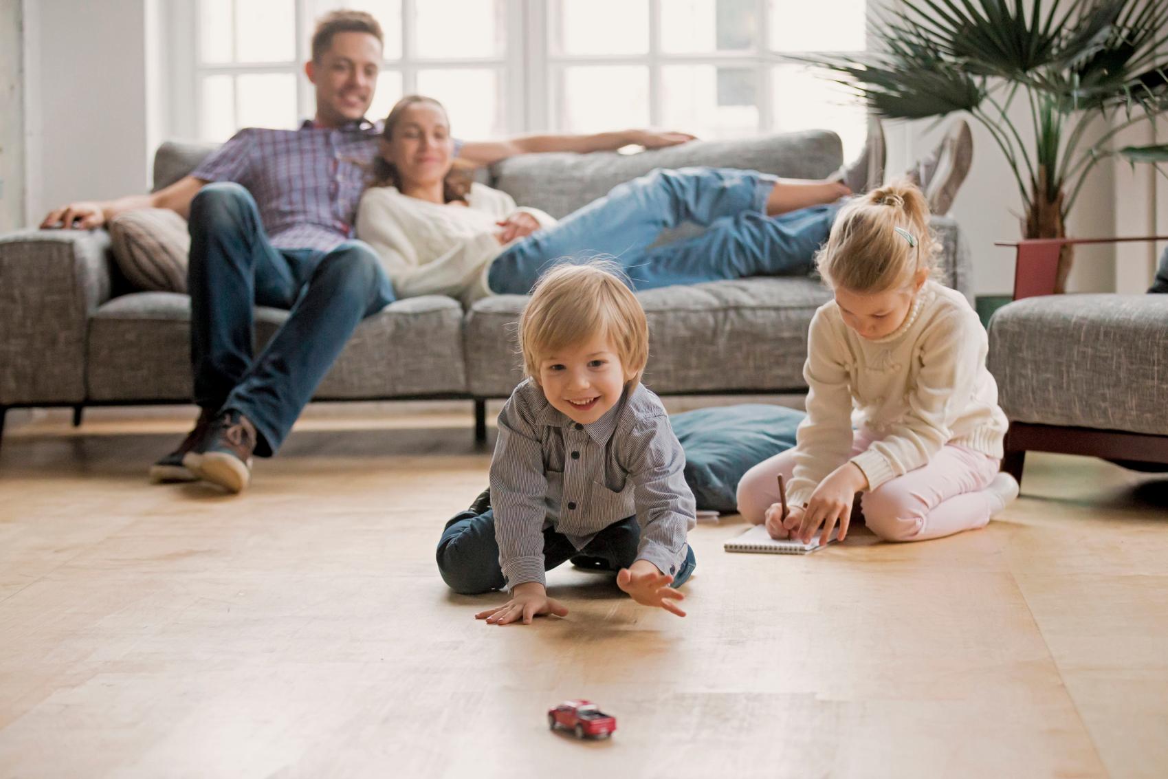 Familie im Wohnzimmer