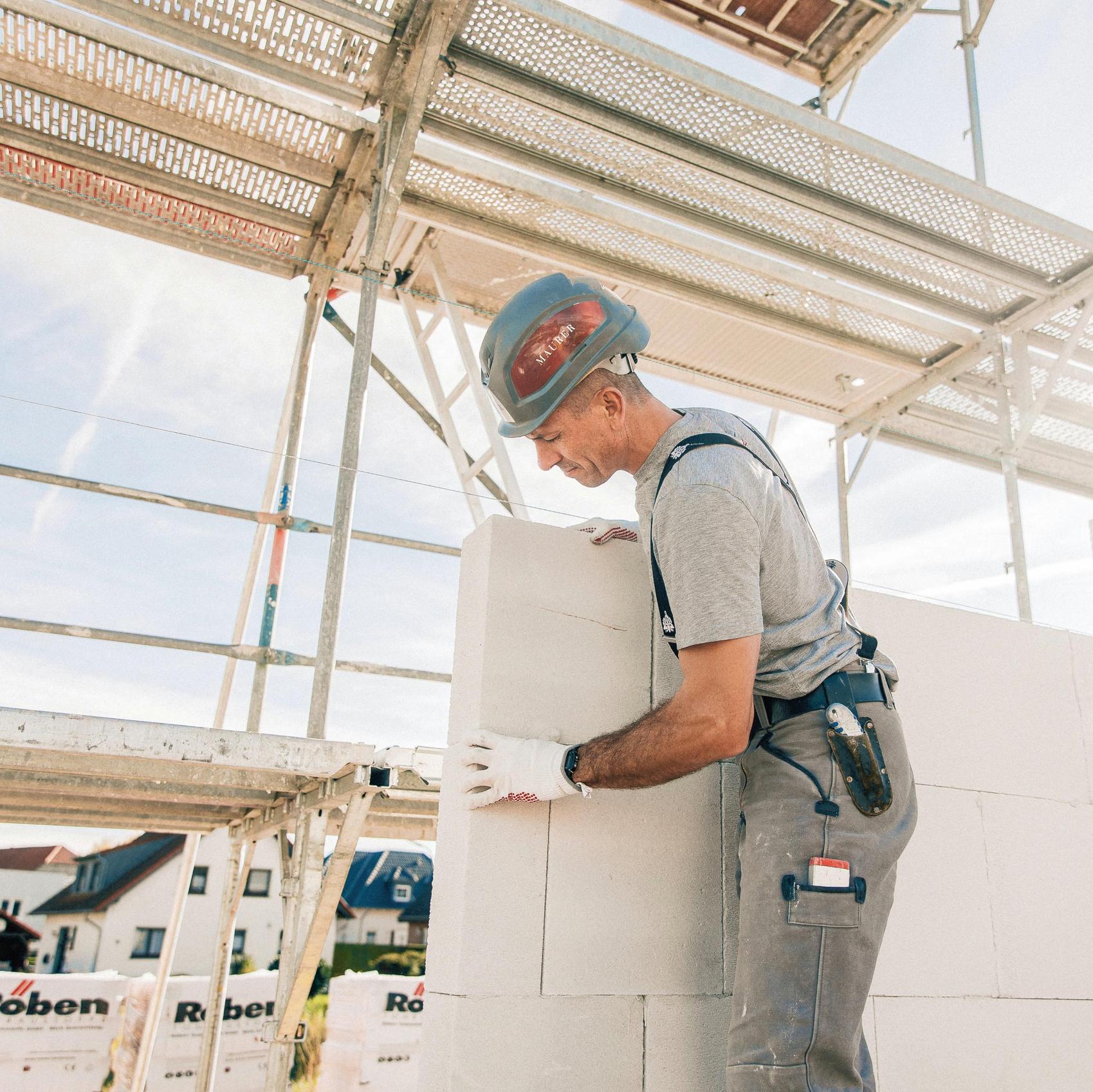 Bauarbeiter beim Bauen