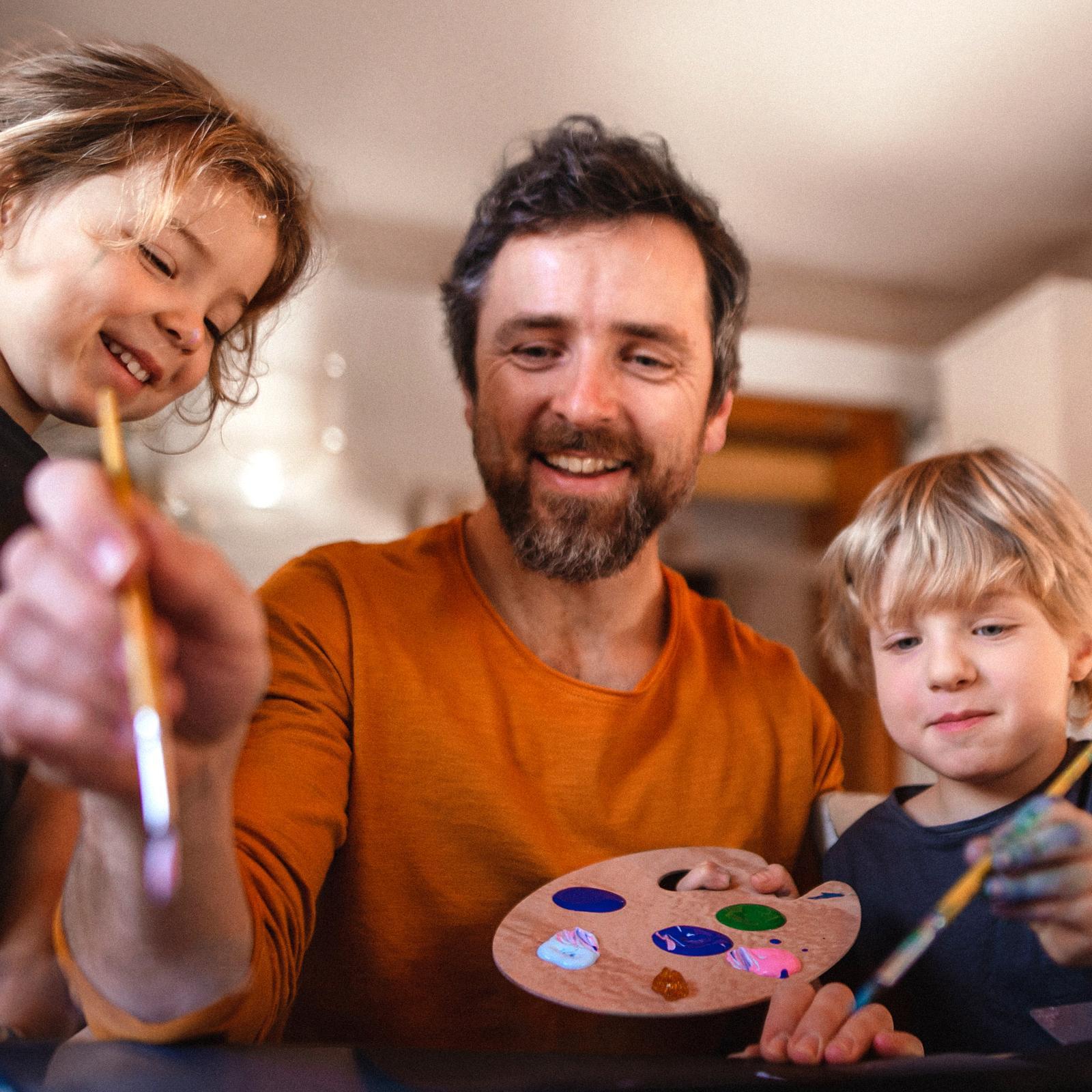 Familie beim Malen in der Küche