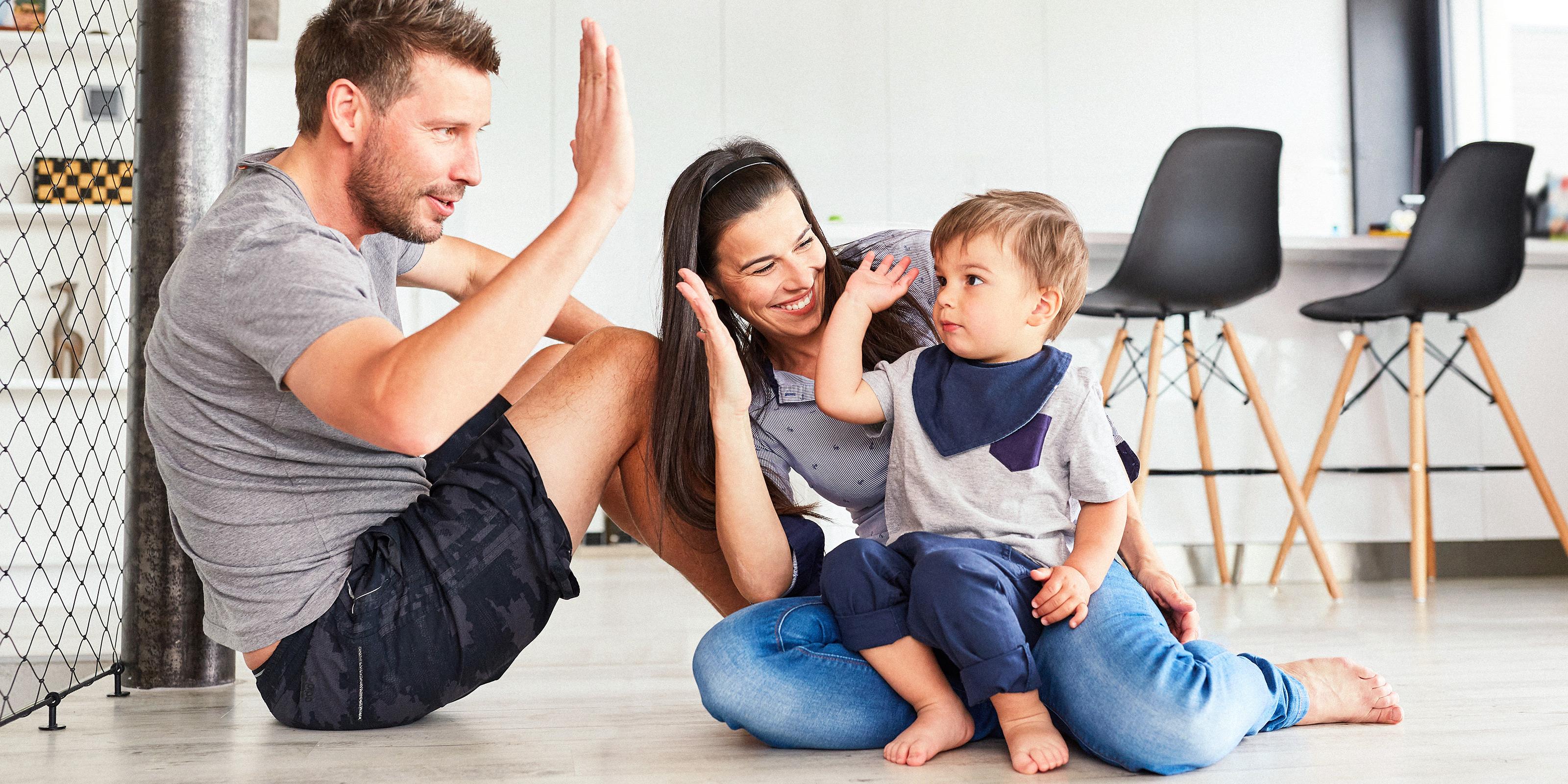 Familie zu Hause auf dem Boden