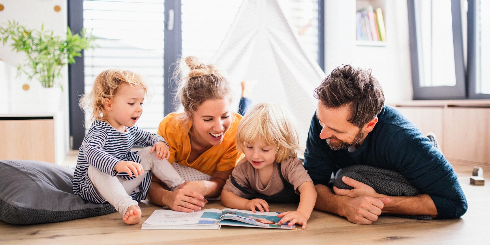 Glückliche Familie im Haus