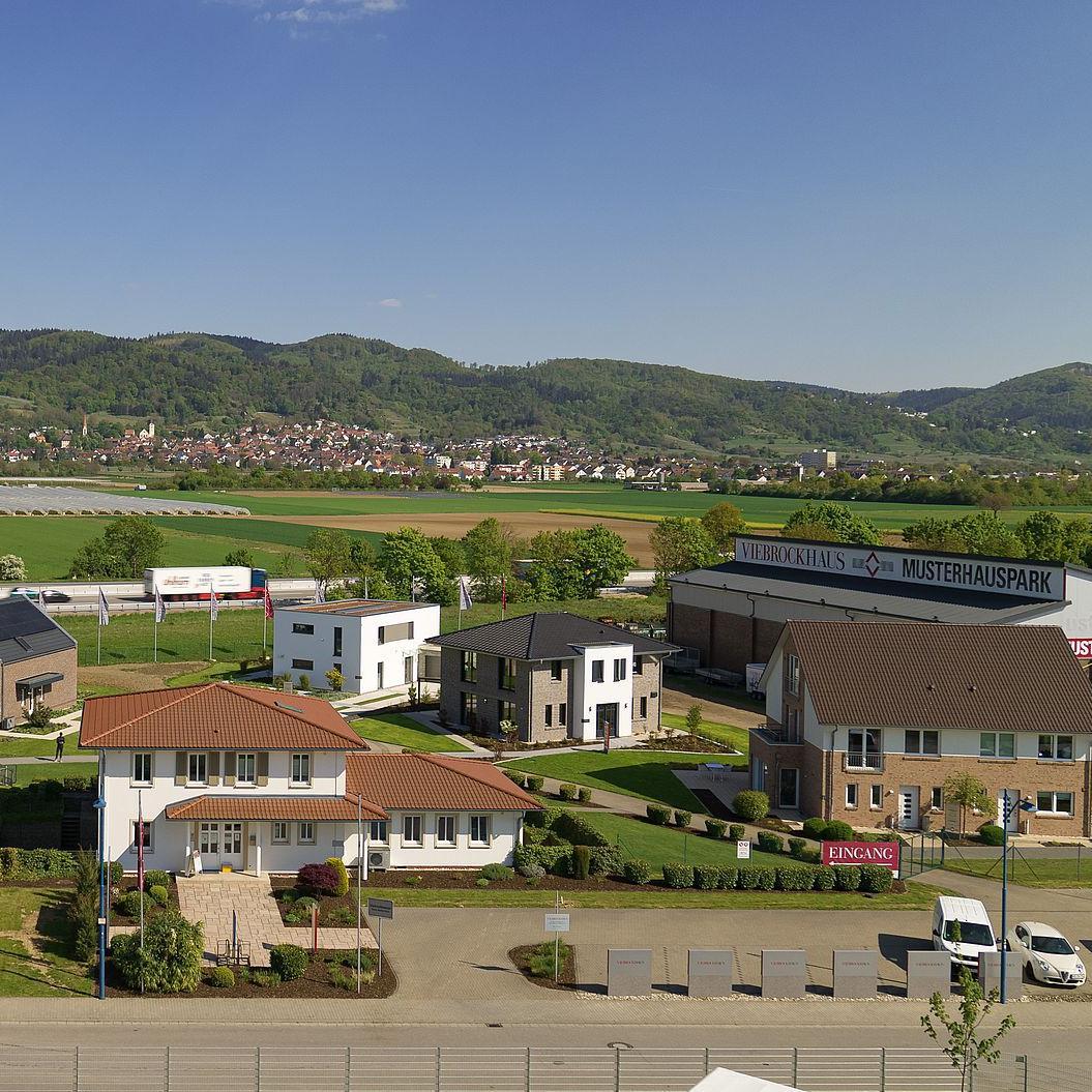 Vogelperspektive auf das Viebrockhaus Musterhauspark Hirschberg